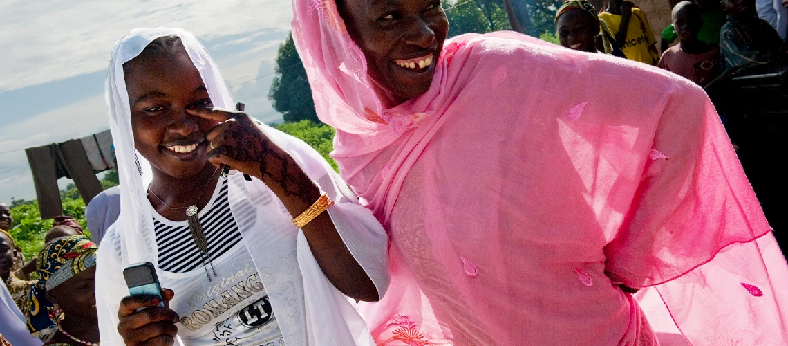 Femmes du village de Takalafiya-Lapai utilisant un téléphone mobile. Photo : Arne Hoel / Banque mondiale