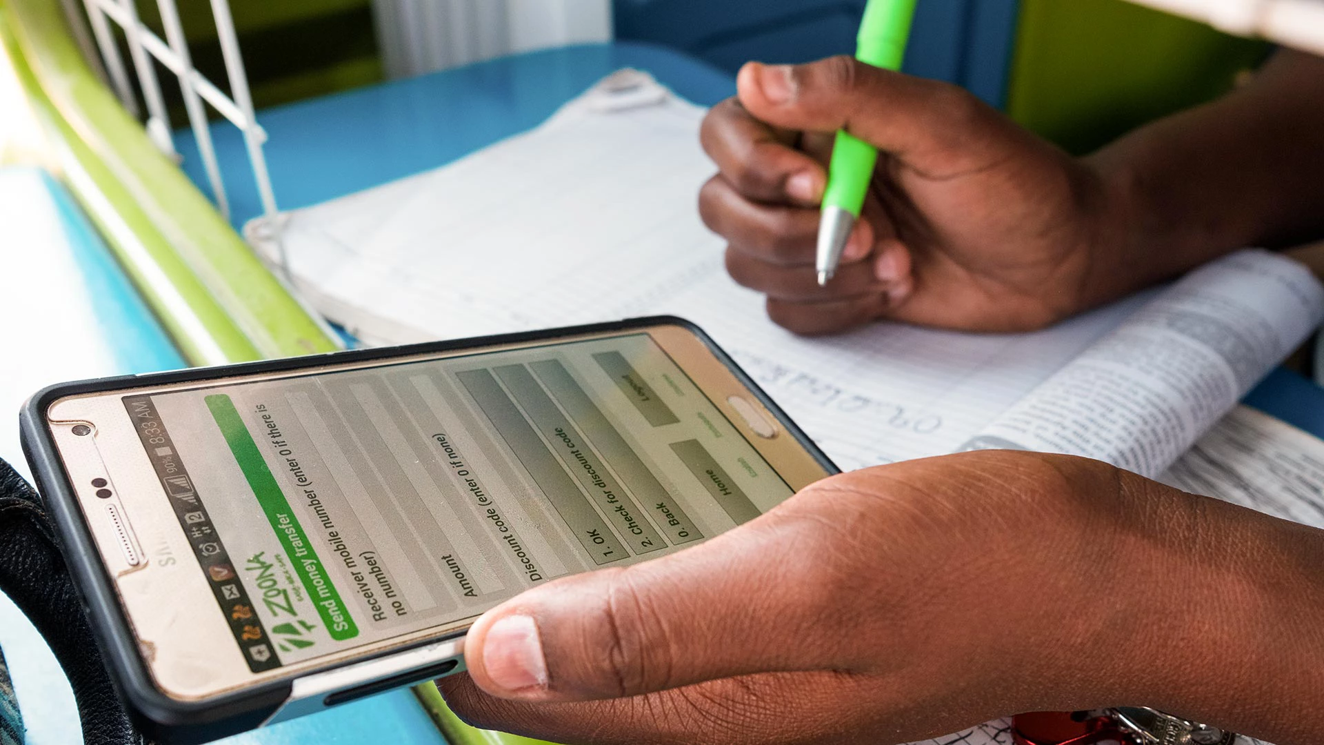 Utilisation par smartphone de Zoona, une plateforme de transfert d'argent numerique sur le continent africain. Photo © Nyani Quarmyne/IFC