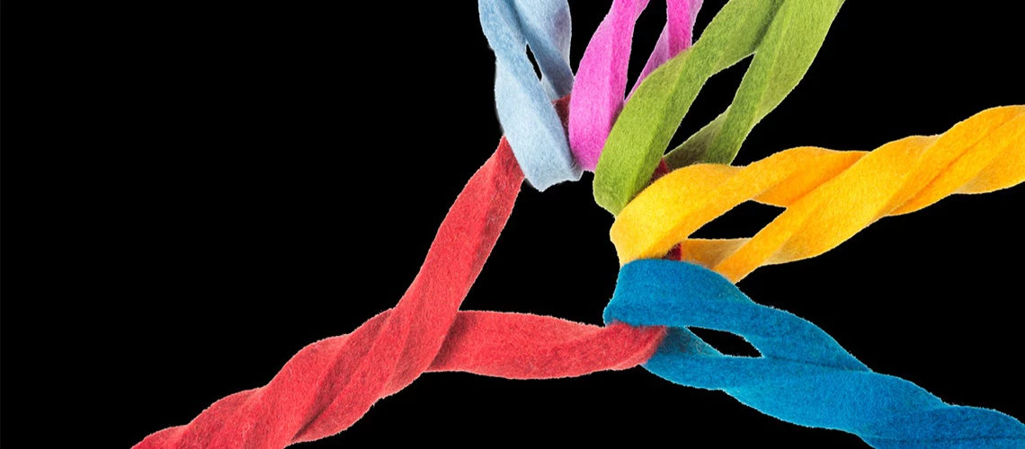 Una cuerda sujetando a otras cuerdas de distintos colores. Crédito: Istock, FredFroese