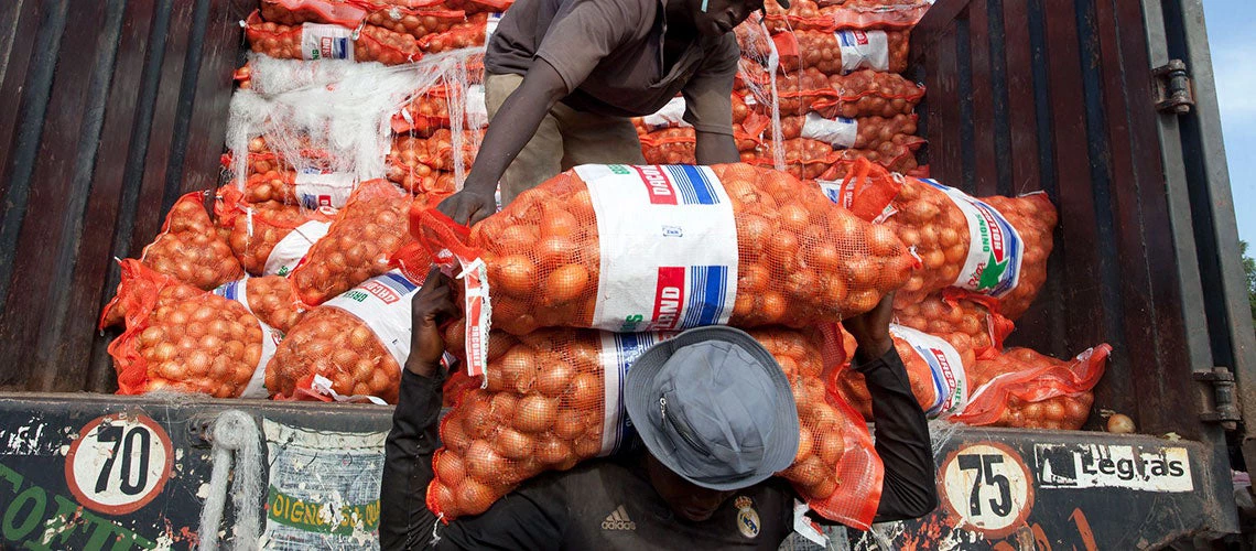 Unloading sacks of onions in a farmers market in Bamako, Mali. Photo © Dominic Chavez/World Bank