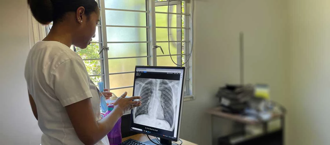 A doctor reads a chest X-ray at the Marien Ngouabi Occupational Health Center in the city of Xai-Xai in Gaza Province. Photo: Kavita Watsa