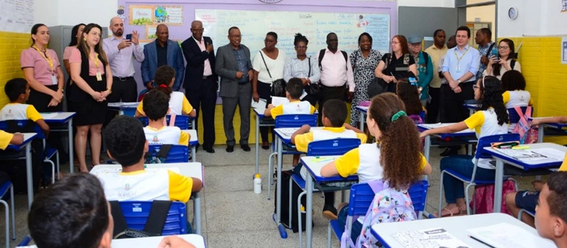 Mozambican delegation visiting a classroom in the municipality of Sobral, Ceará, Brazil.