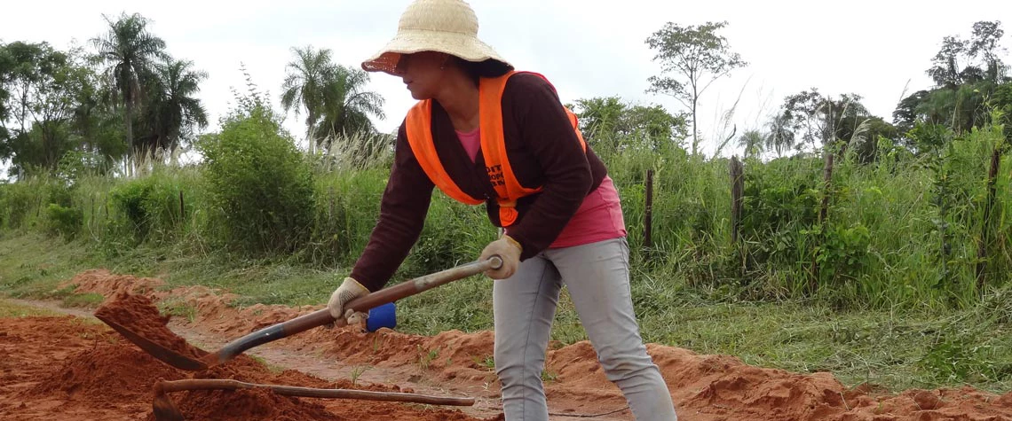 Trabajos en la ruta hechos por mujeres en Paraguay. © Banco Mundial