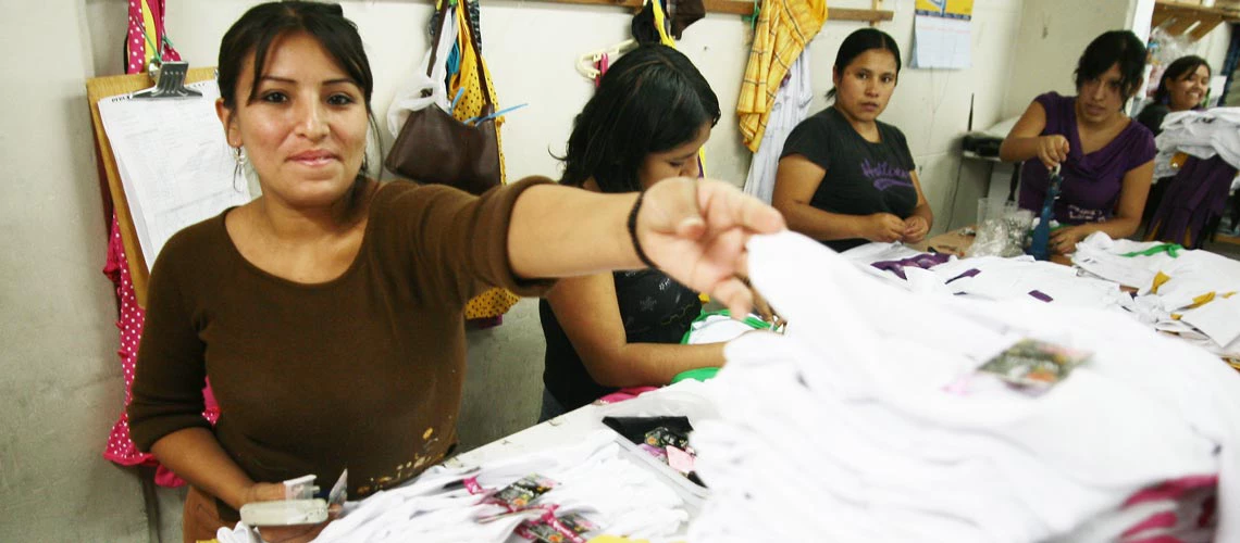 Mujeres peruanas trabajando en un taller textil. Foto: Dieter Castañeda