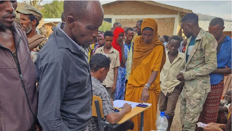 Safety net client receiving manual cash payments from a government cashier in Dire Dawa. Photo: Tewodros Tassew Kebede / World Bank