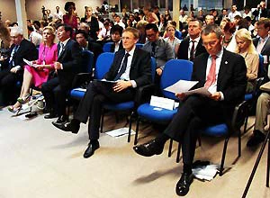 From right to left: Norway's Prime Minister Jens Stoltenberg; Janez Potocnik, European Commissioner for the Environment; Vietnam's Minister of Planning and Investment Bui Quang Vinh; Swedish Minister for Development Cooperation Gunilla Carlsson; Brazil's former Minister of the Environment Francisco Gaetani. Photo: Mariana Ceratti/World Bank.  