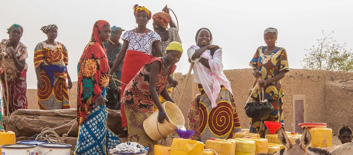 Women fetching water in the village of Chagnassou, Tahoua, Niger