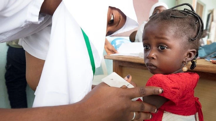 Contrôle de la croissance des enfants à la clinique de l'aéroport de Minna, au Nigeria, le 22 juin 2018. © Dominic Chavez/Mécanisme de financement mondial (GFF)