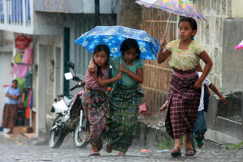Tres niñas guatemaltecas en la lluvia