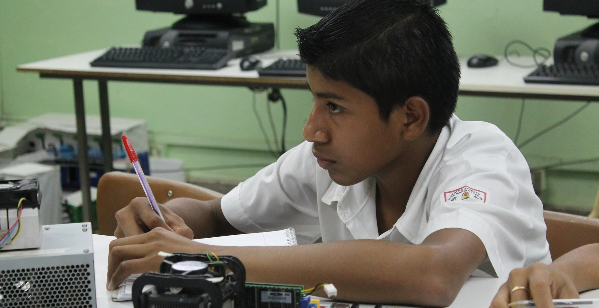 Niño escuchando la lección en una sala de clases en Guatemala.