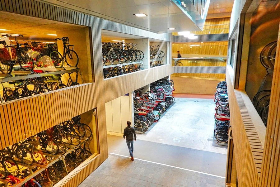 Bicycle parking in the central station of Utrecht, Netherlands (Source Alfonso Vélez).