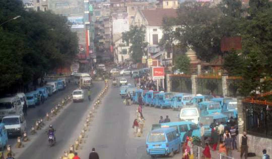 A line of microbuses in Kathmandu, Nepal. Dee Jupp/World Bank