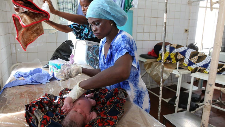 A nurse cleans a newborn in a Sierra Leone hospital. © Dominic Chavez/World Bank