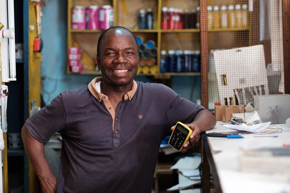 Gervais Gueu, propriétaire de la quincaillerie Chez Gueu à Abidjan, en Côte d'Ivoire. Photo : Nyani Quarmyne / IFC