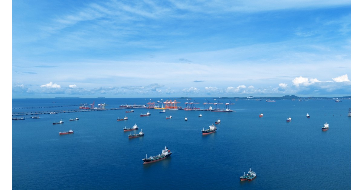 Oil market glut: surging output and sluggish demand pressure prices