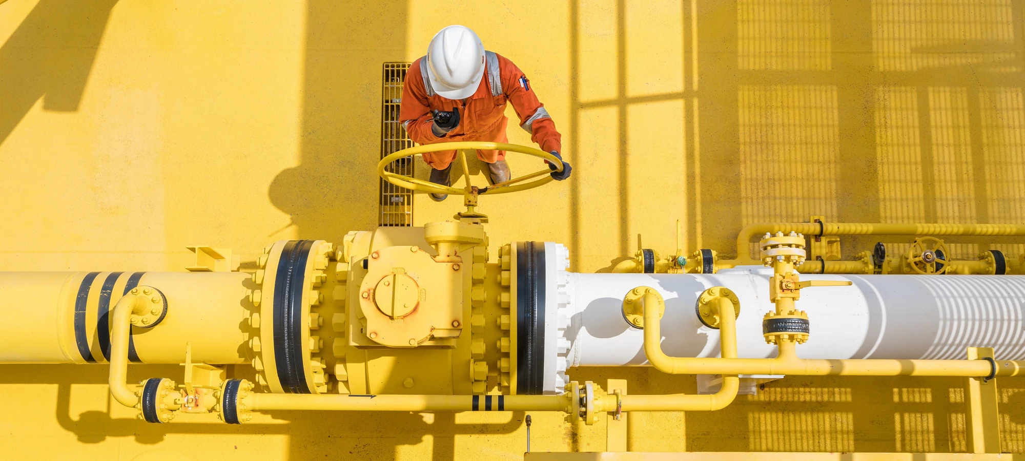 Un ingénieur dans une installation de traitement de gaz naturel. © Oil and Gas Photographer/Shutterstock