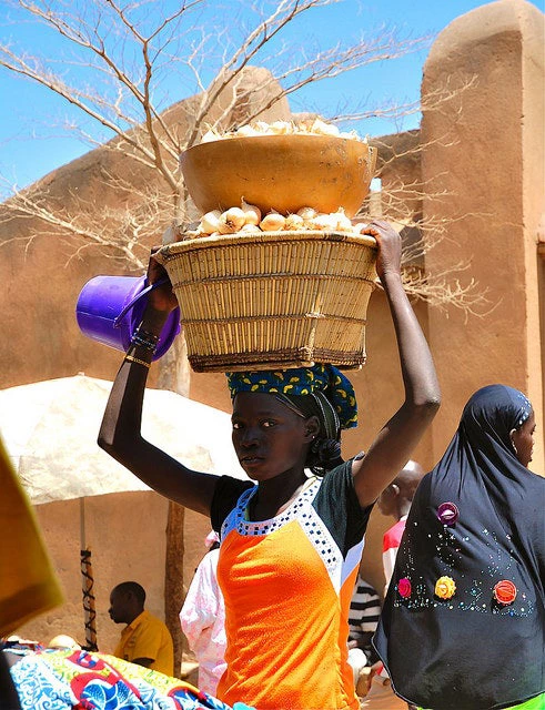 Une femme porte des oignons au marché au Mali. Photo - Irina Mosel / ODI via Flickr Creative Commons