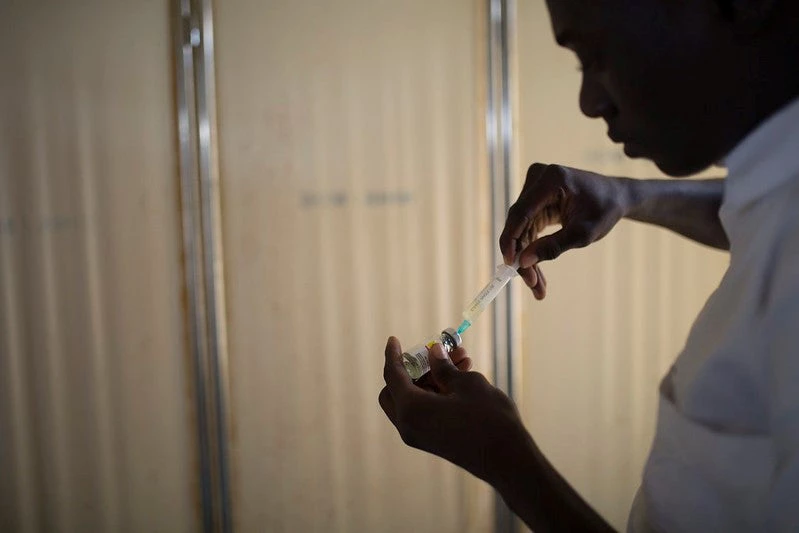 Un agent de santé communautaire se prépare à faire une injection à la clinique de l'aéroport de Minna, au Nigeria, le 22 juin 2018. © Dominic Chavez/GFF