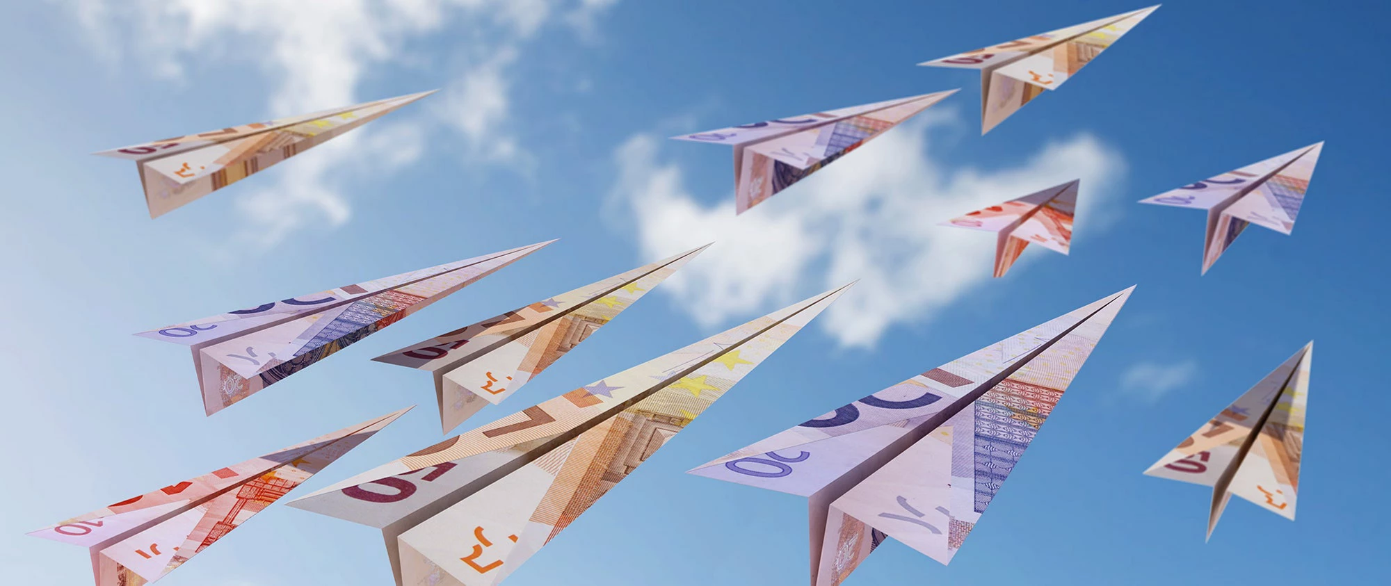 Flying paper money planes. | © shutterstock.com