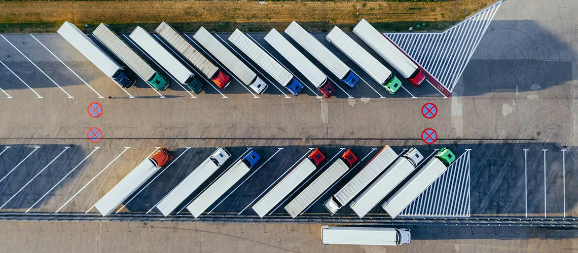 Parked trucks. | © Marcin Jozwiak / Unsplash