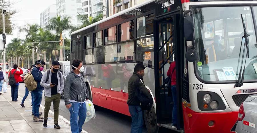 Medidas de distanciamiento social en el transporte público de Lima. Fotografía: Sofía Guerrero