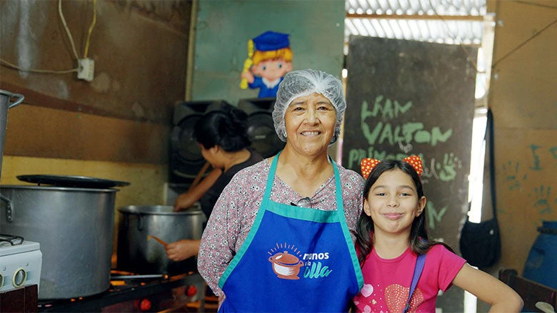 Betty, Teresa y Bárbara, peruvian and venezuelan women in the Ollas Comunes in Lima, Peru. Photo: Luis Carlos Parreño / 2022. World Bank 