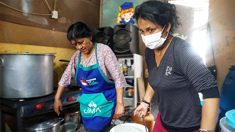 Tereza y Lucy, Lima´s community kitchen´s leaders, Perú. Photography: Luis Carlos Parreño / 2022 World Bank