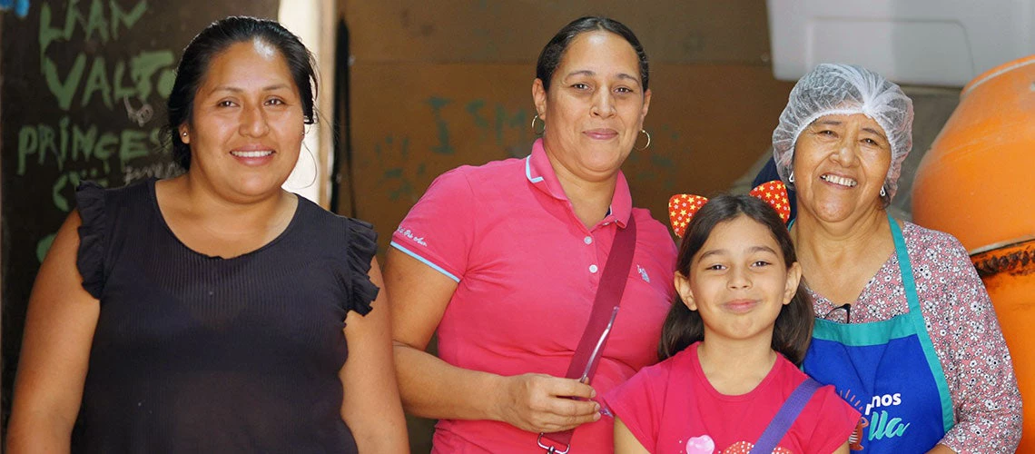 Katty, Silvia, Bárbara y Teresa, mujeres lideresas peruanas y venezolanas de las Ollas Comunes en Lima, Perú. ?Fotografía: Luis Carlos Parreño / 2022. Banco Mundial 