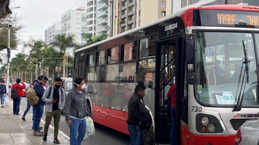 Social distancing measures in public transport in Lima. Photo: Sofia Guerrero/World Bank