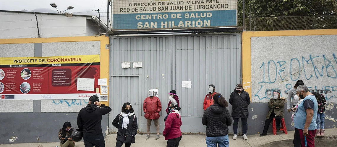 People waiting for care outside a health facility in San Juan de Lurigancho, Lima./ Photo: Leslie Moreno Custodio; Salud con Lupa (2020). https://bit.ly/46OrcYY