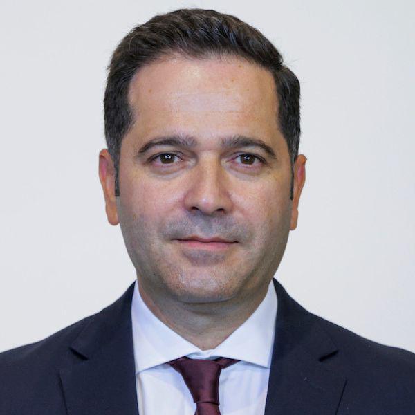 بيتريت ملاج  وزير المالية، ألبانيا 