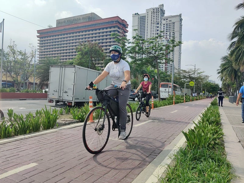 Cycling infrastructure along Roxas Boulevard, Manila. Photo courtesy of the Department of Transportation