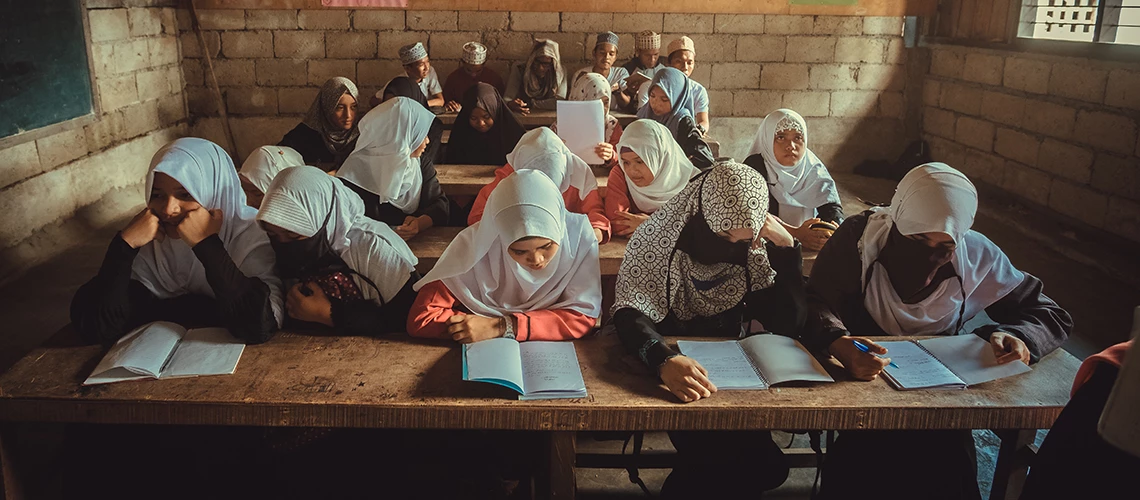 PHILIPPINES: Children reading in school