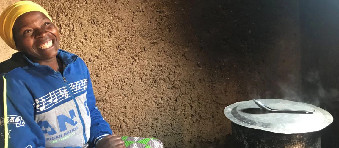 Woman in Rwanda cooking at home. Photo: Yabei Zhang/World Bank