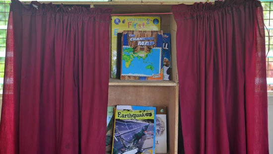 More than 21,000 classroom libraries similar to this one have been established across Papua New Guinea through the World Bank-supported READ PNG project in an effort to improve literacy in PNG.