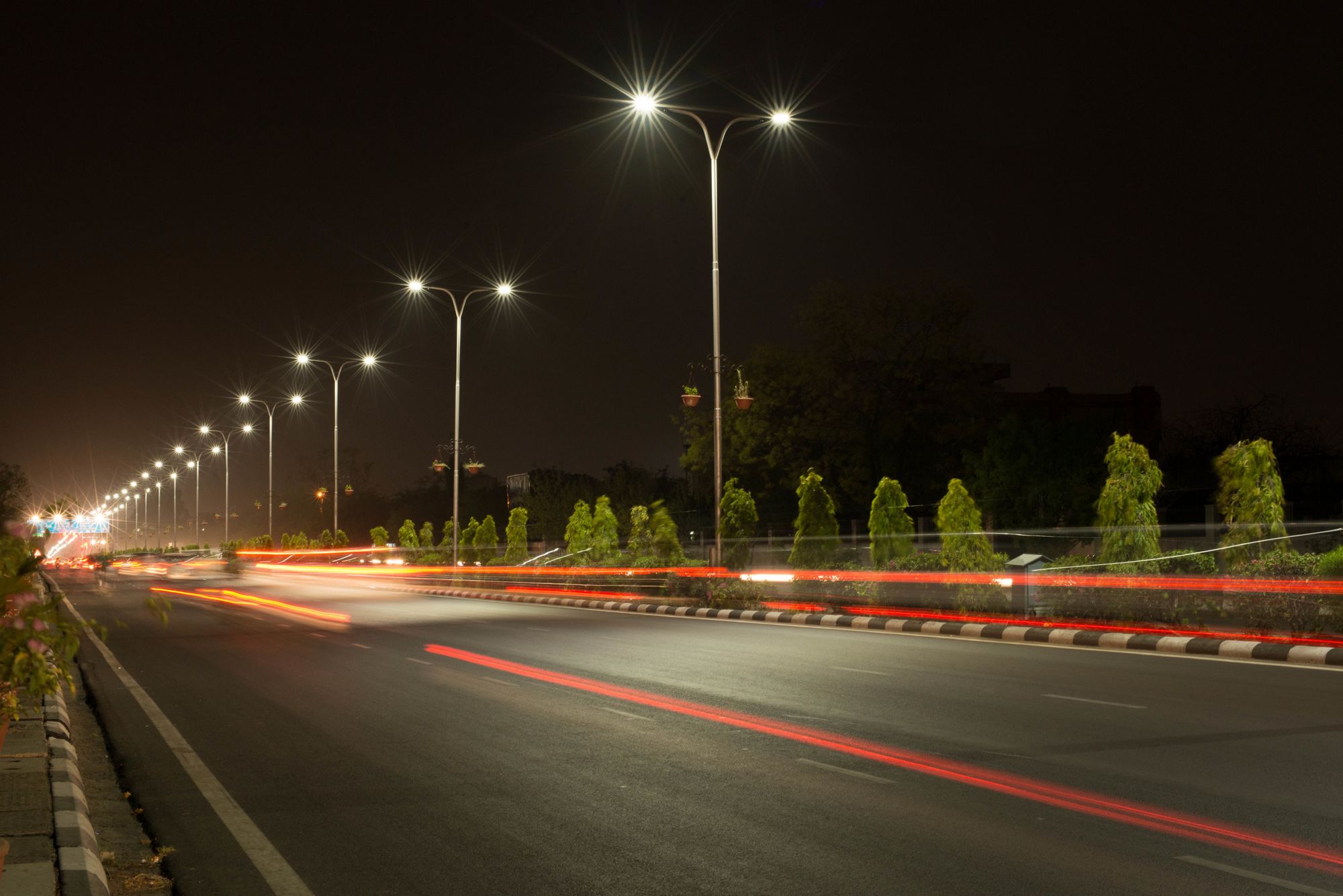 Well-lit streets of Jaipur city at night, thanks to IFC’s PPP project on energy-efficient streetlights.