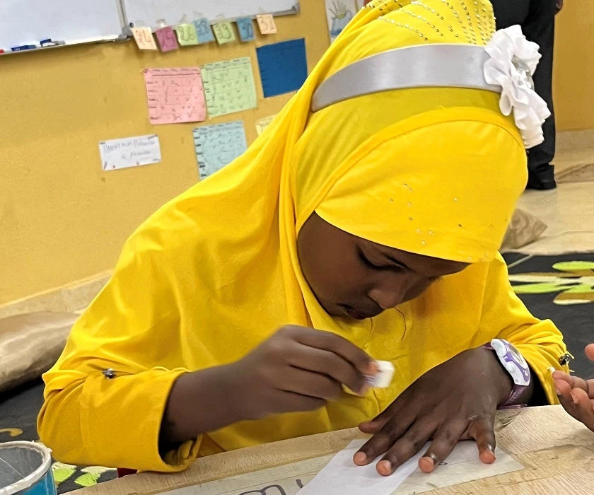 طالبة تقوم بنشاط تعليمي في روضة أطفال في جيبوتي. (الصورة: بريدجيت سابين كرومبتون)