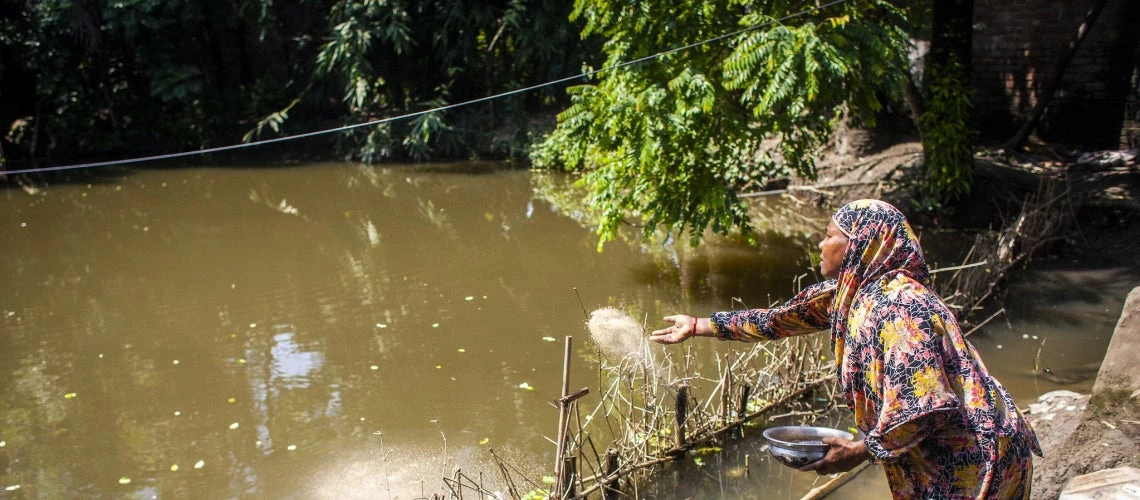 Shona Banu Begum, de 55 años, vive en un pueblo de Bangladesh con su hijo, su nuera y sus dos nietos. Por lo general, trabaja en un horno de ladrillos, mientras que su hijo no puede realizar trabajos pesados ??debido a una afección cardíaca. La pandemia de COVID-19 y el ciclón Amphan subsiguiente les quitaron las oportunidades laborales que quedaban, dejándolos en una necesidad desesperada de más ayuda financiera para llegar a fin de mes. Foto: © Fahad Kaizer / ONU Mujeres