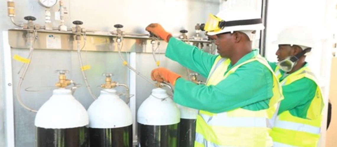 Technicians learn how to fill oxygen cylinders from a pressure swing absorption (PSA) oxygen plant at De Martino hospital in Mogadishu, March 2022. Photo: Bile Abdi/Ministry of Health, Somalia Crisis Recovery Project Team 