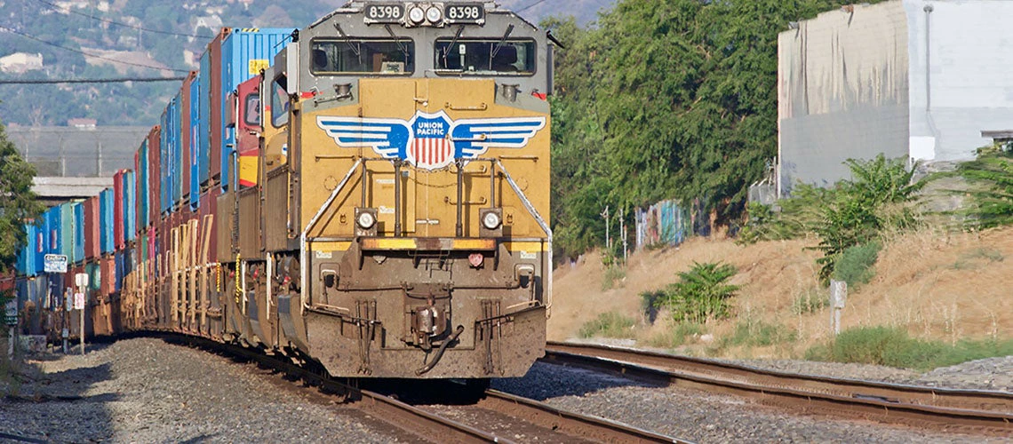 Union Pacific Railroad train loaded with freight containers | © shutterstock.com