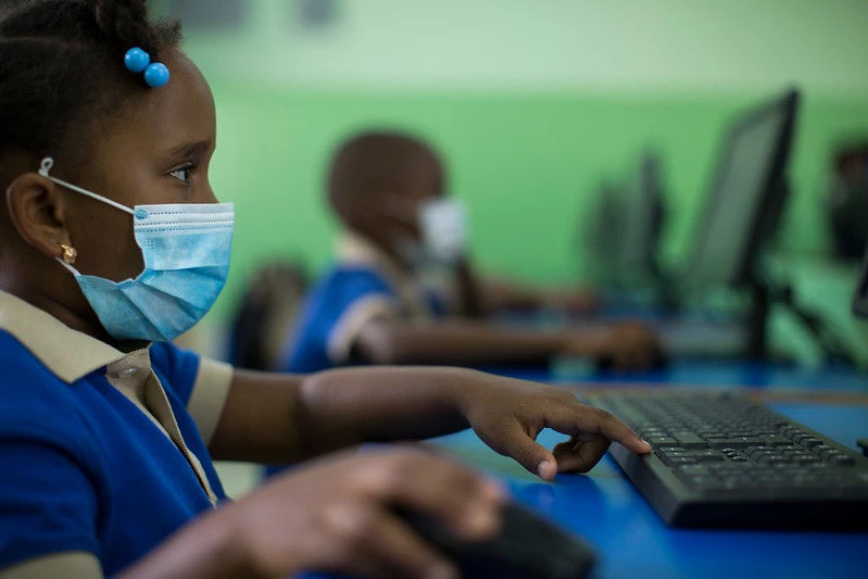 Una niña trabaja con una computadora en la Nueva Escuela Salomé Ureña, en el barrio de Capotillo, en la ciudad de Santo Domingo, en la República Dominicana. Foto: Orlando Barría 