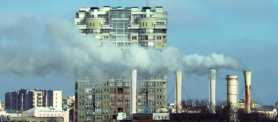 Smoke coming from refinaries | © Adobe Stock