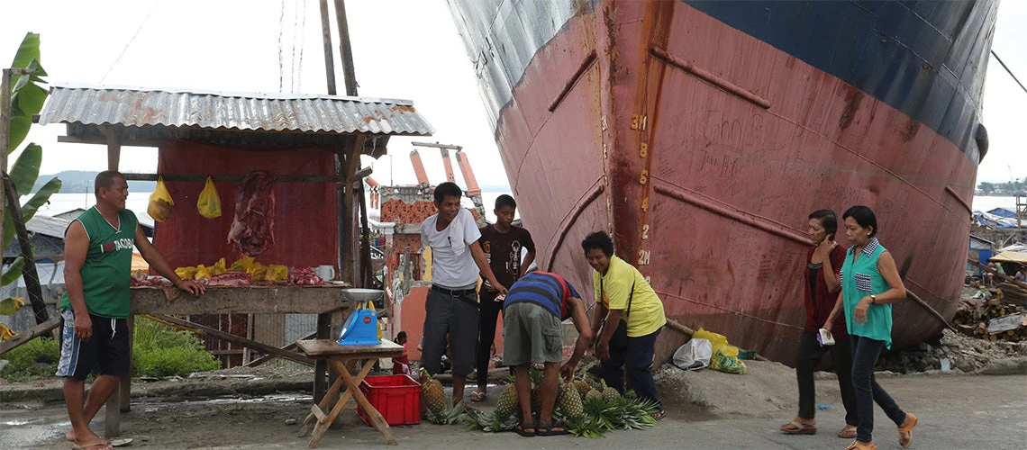 Residents affected by typhoon Haiyan (Yolanda) carry on with their daily activities | © Dominic Chavez/World Bank
