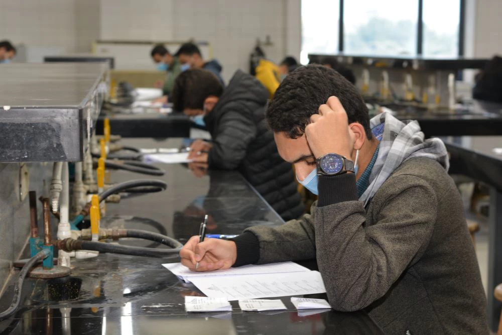 Des étudiants passent un examen au Caire, en Égypte, en mars 2021. (Shutterstock/Tamer Adel Soliman)