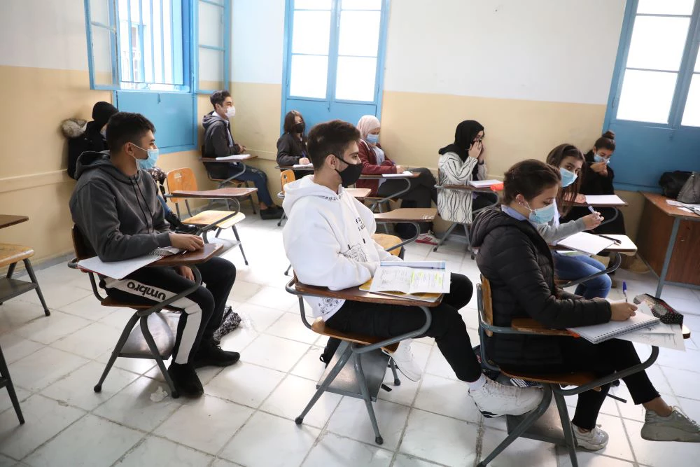 Des étudiants libanais dans une salle de classe portant des masques.