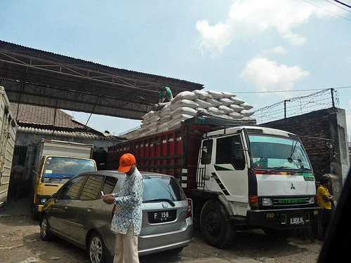 Rice sacks on a truck in Indonesia. Source: http://www.flickr.com/photos/ricephotos/6025129068/