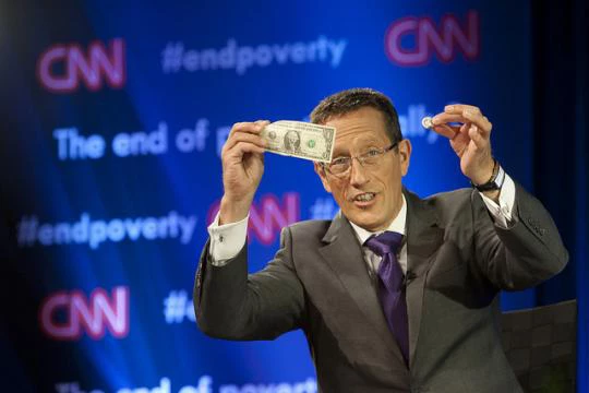 Richard Quest, de CNN, pendant la discussion avec Jim Yong Kim, président de la Banque mondiale