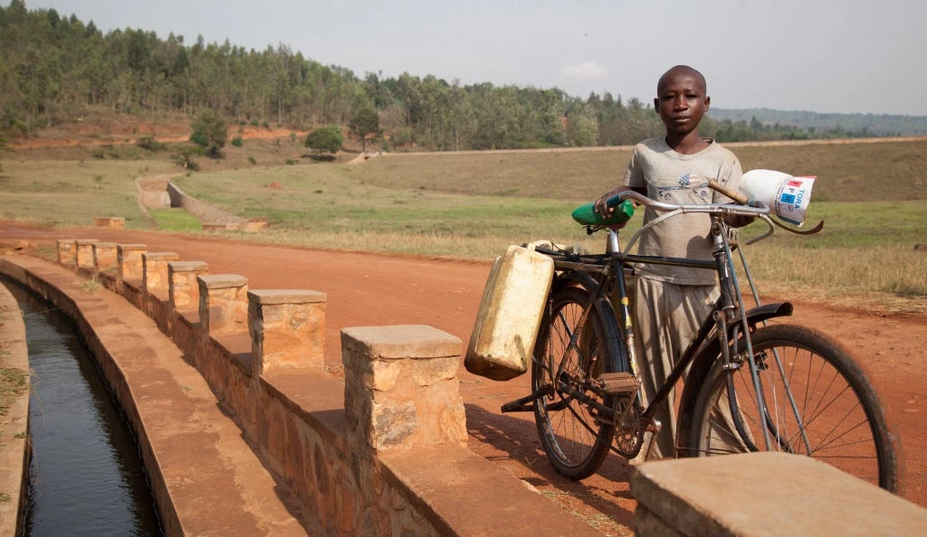 A young boy rides his bike in Rwanda's countryside. Photo: A'Melody Lee/World Bank