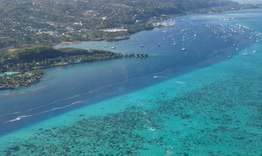 Healthy oceans provide food and income for island nations, including through tourism. Valerie Hickey/World Bank