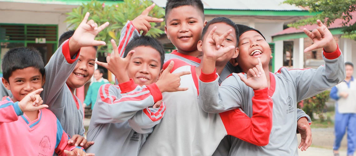 Elementary school children carry out morning exercise. | © shutterstock.com